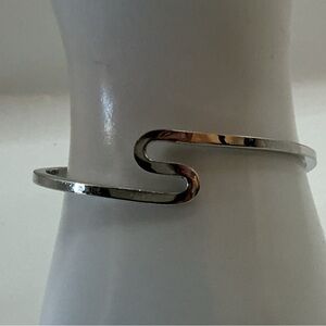 SILVERTONE CENTER TWIST OPEN BANGLE BRACELET